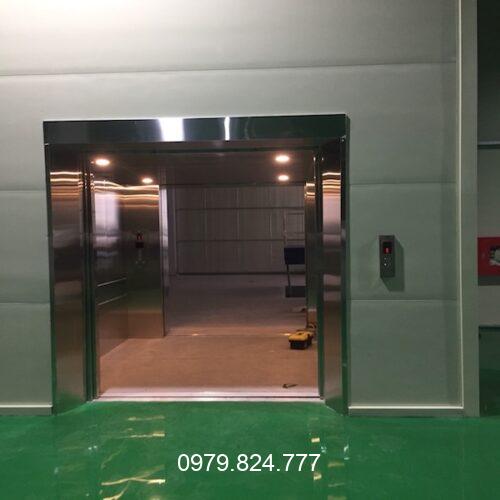 sử dụng thang nâng hàng